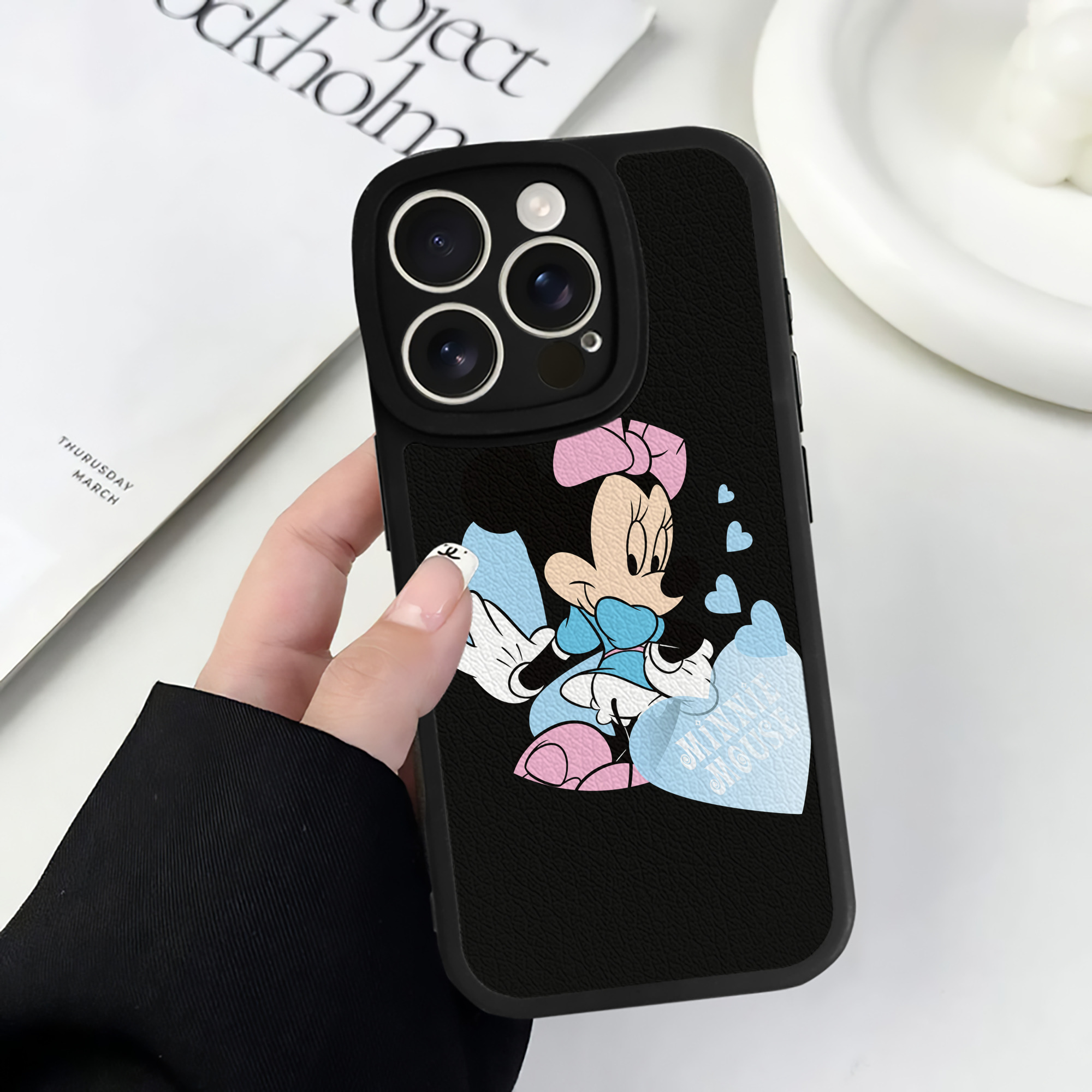 （画像用） ミッキーマウス Mickey Mouse 【iPhone 16シリーズ対応】シリコンスマホケース（レザー調） 材質：シリコン